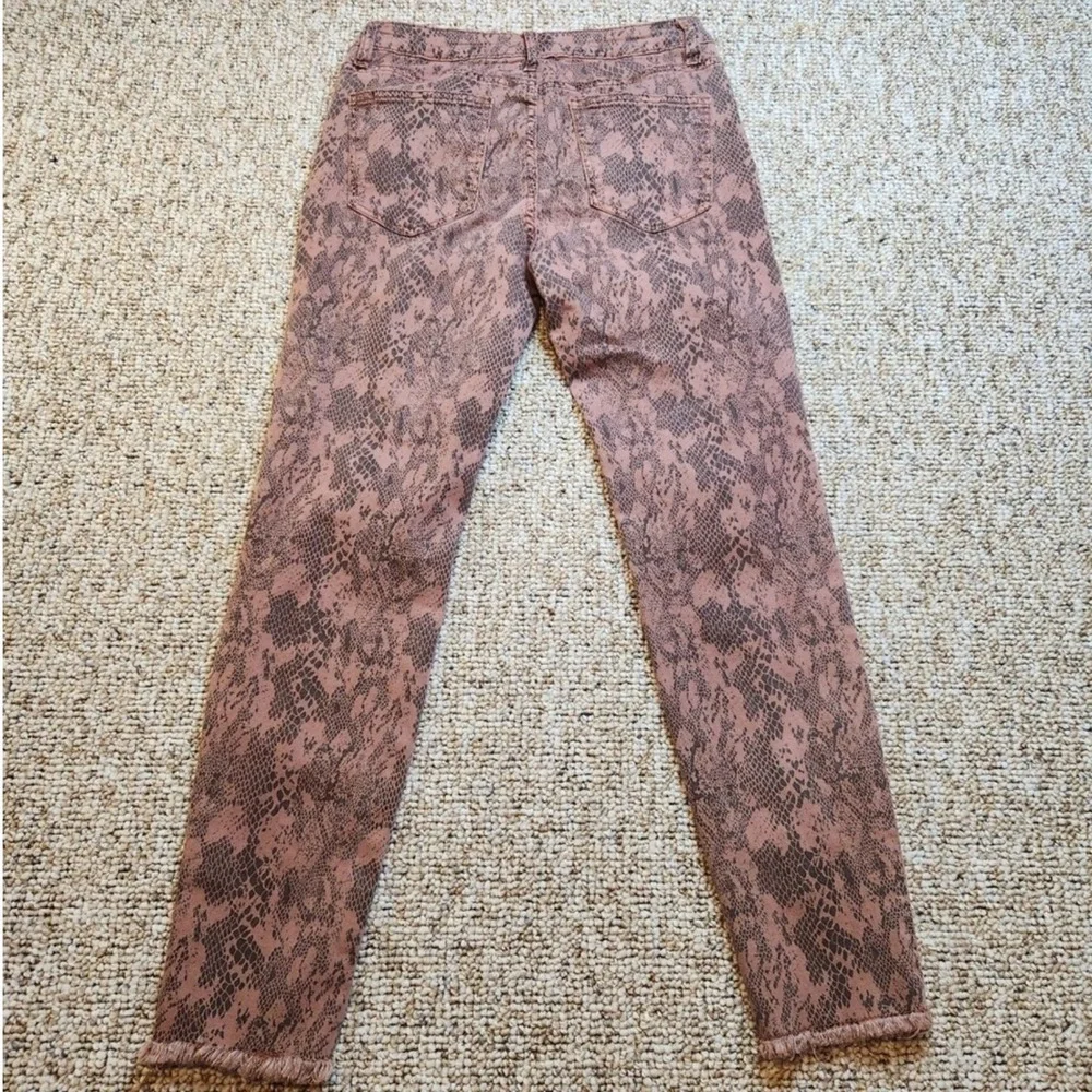 Easel Snakeskin Distressed Jeans‎ Women's Size Medium Pink Brown Frayed Hem